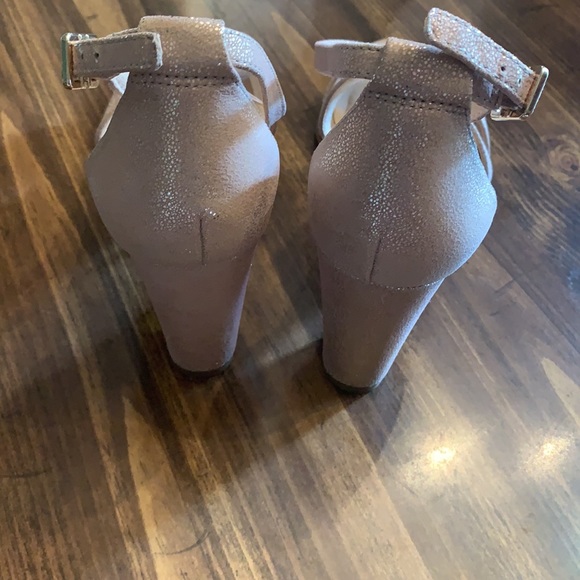 Clarks Women’s Gold Heels Size 9.5 - Picture 3 of 8